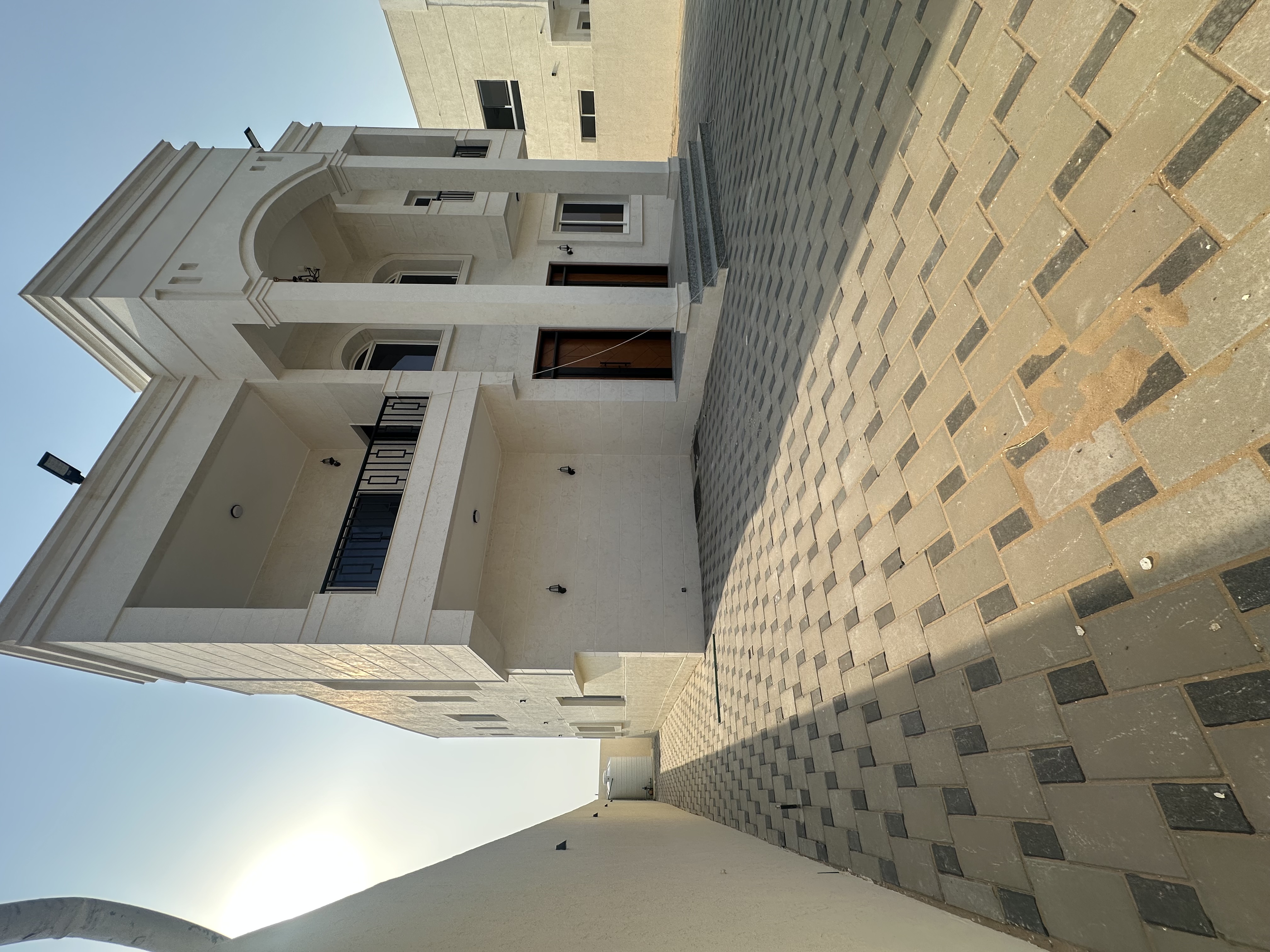 Villa for sale in Al-Raqayeb area, large area, private pool, open view 9