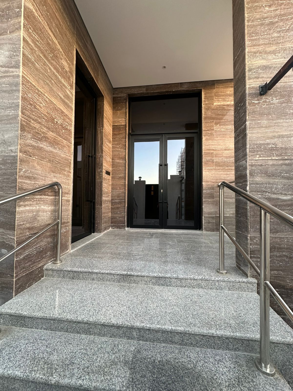 For sale: Luxurious modern villa in Al Yasmin area 4