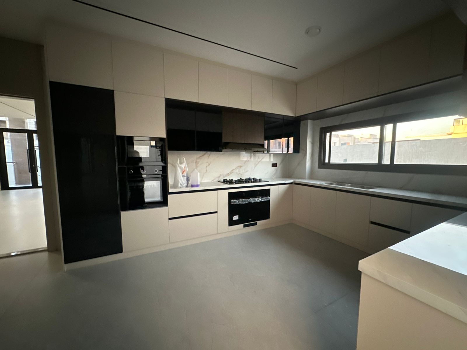 For sale: Luxurious modern villa in Al Yasmin area 7