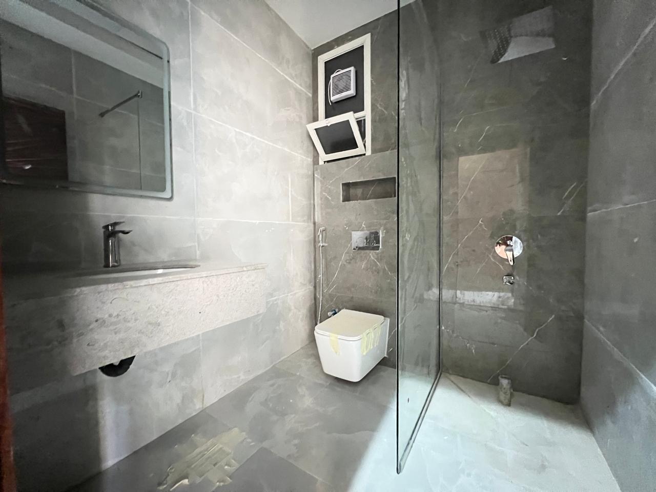 For sale: a distinctive townhouse at a bargain price, including registration fees. 4