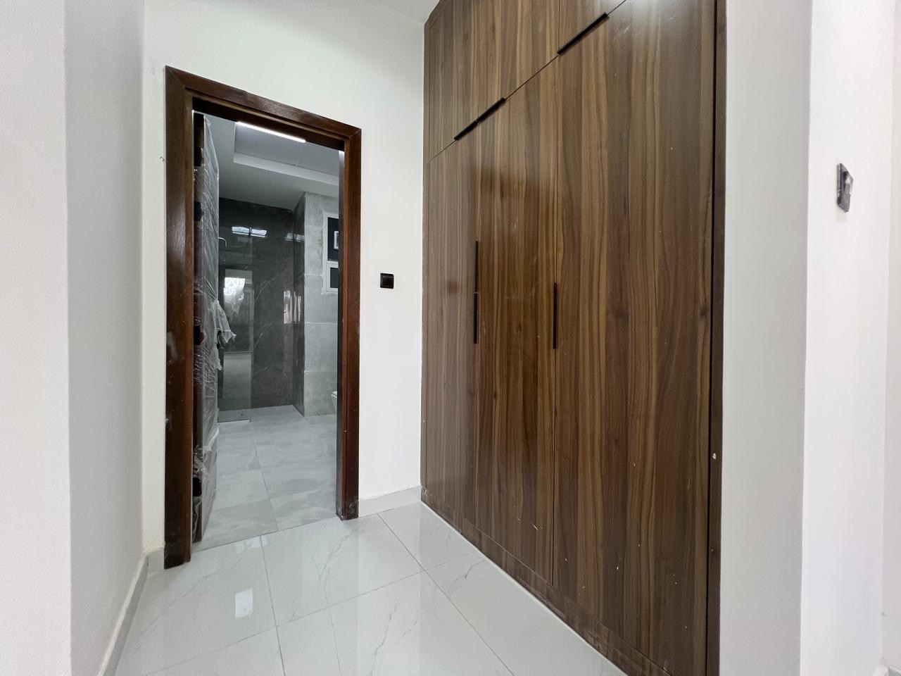 For sale: a distinctive townhouse at a bargain price, including registration fees. 6