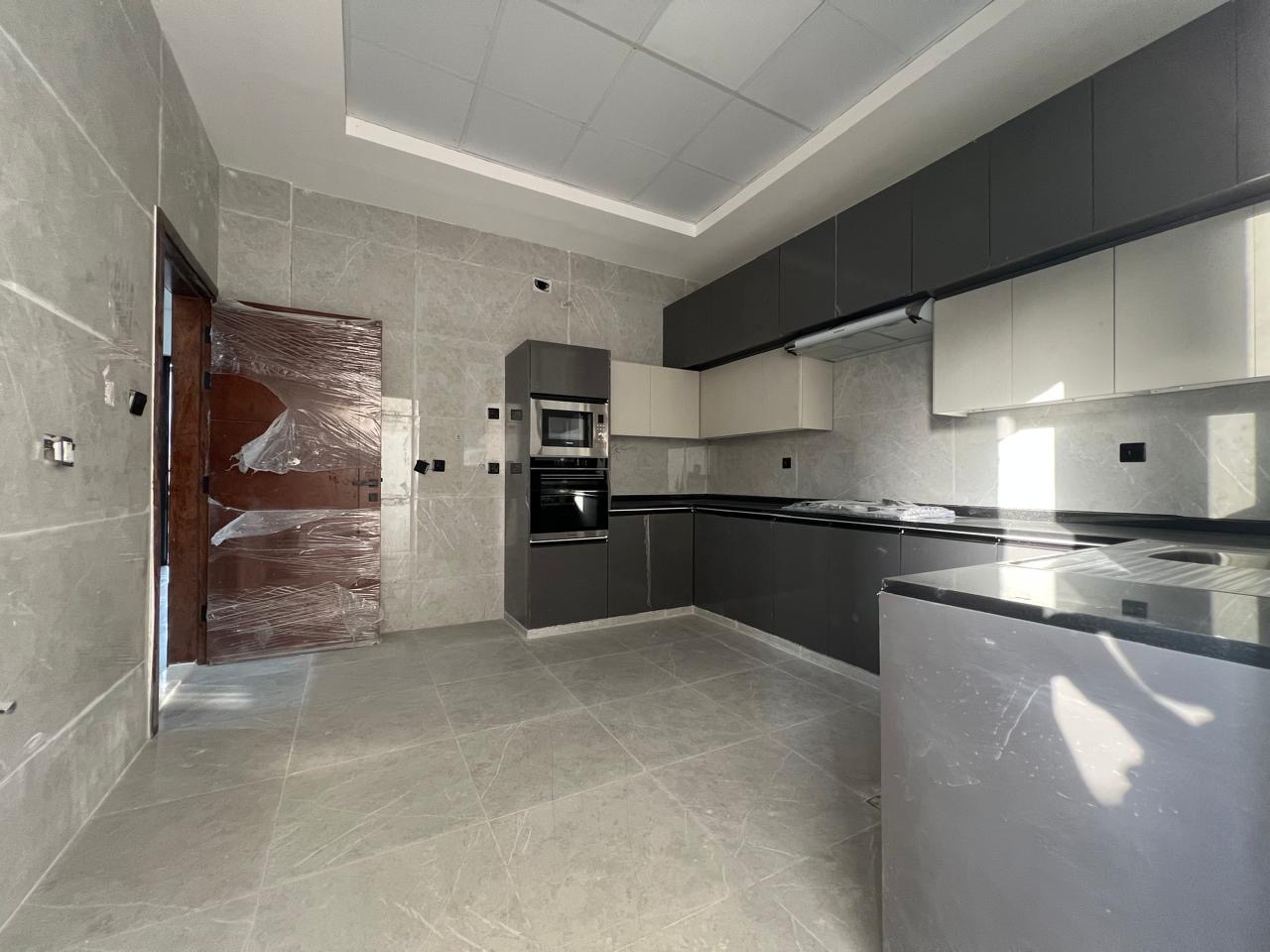 For sale: a distinctive townhouse at a bargain price, including registration fees. 7