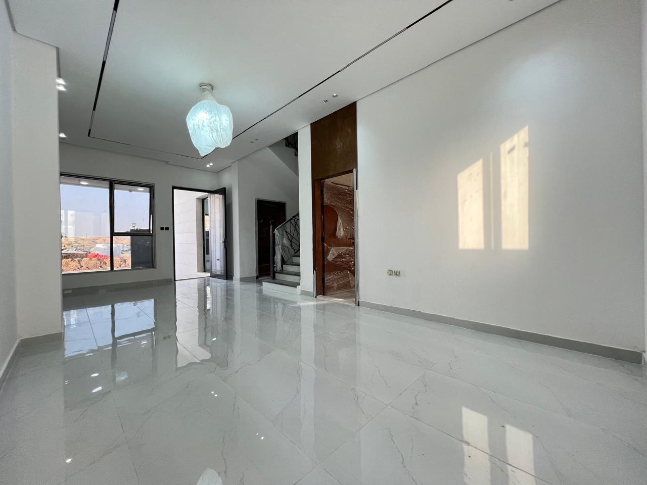 For sale: a distinctive townhouse at a bargain price, including registration fees. 8