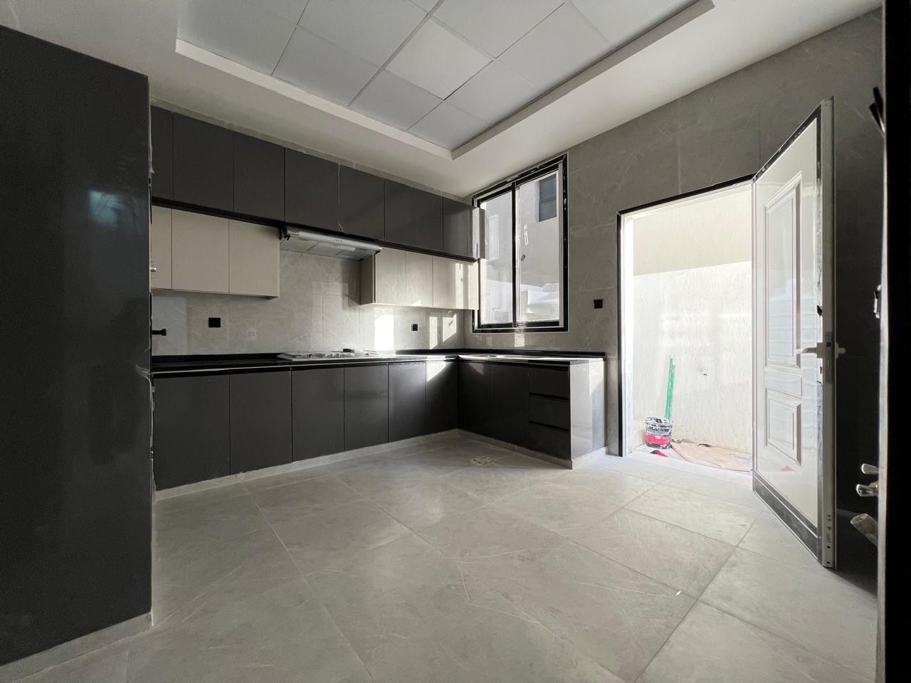For sale: a distinctive townhouse at a bargain price, including registration fees. 9