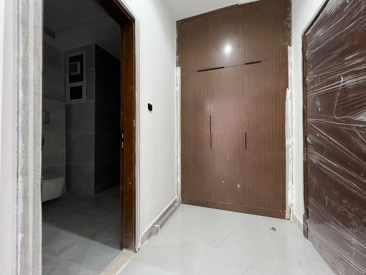 For sale: a distinctive townhouse at a bargain price, including registration fees. 11
