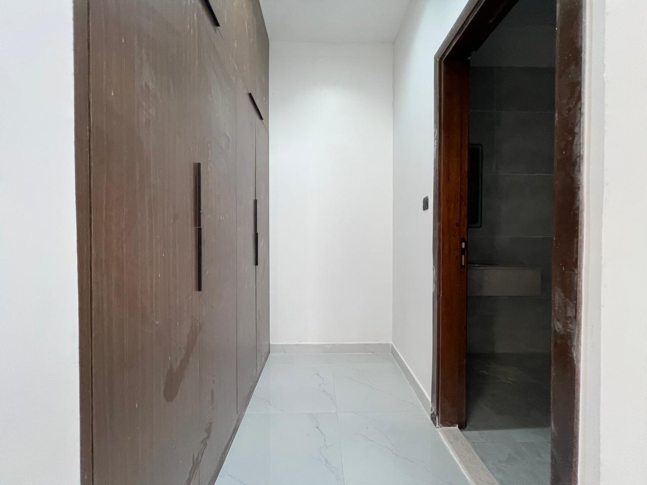For sale: a distinctive townhouse at a bargain price, including registration fees. 12