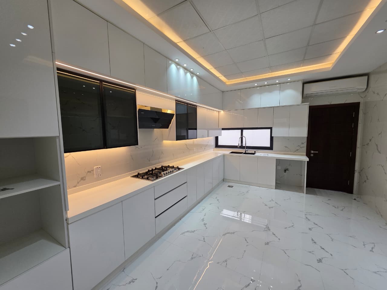 For sale: Excellent villa in Al-Amrah area, including water and electricity. 6