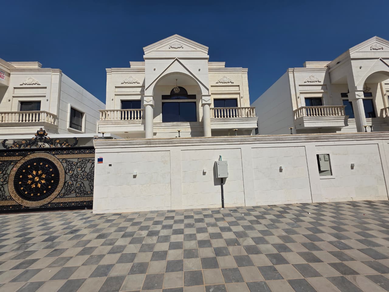 For sale: Excellent villa in Al-Amrah area, including water and electricity.