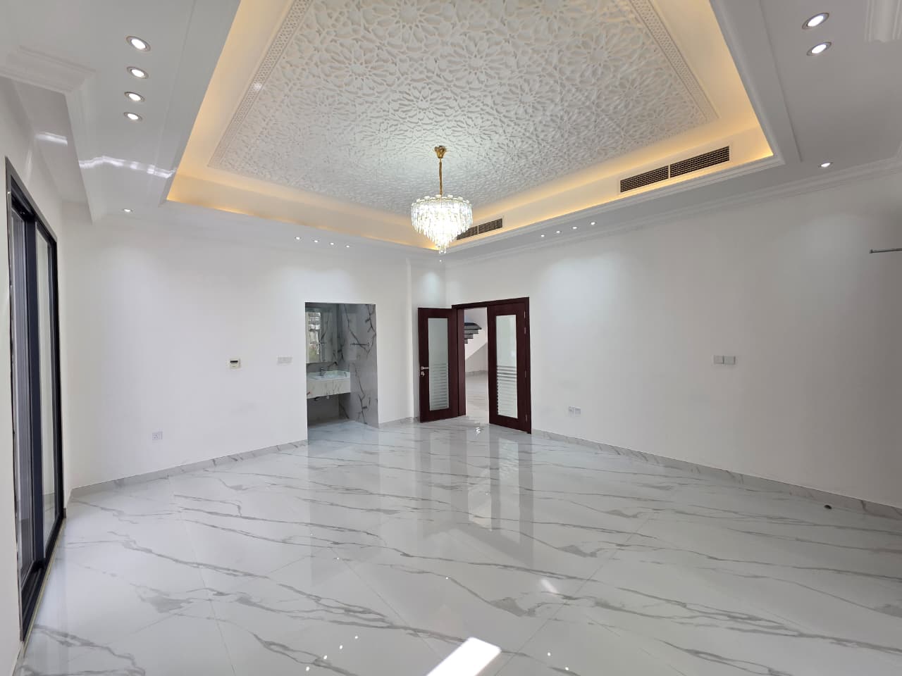 For sale: Excellent villa in Al-Amrah area, including water and electricity. 10