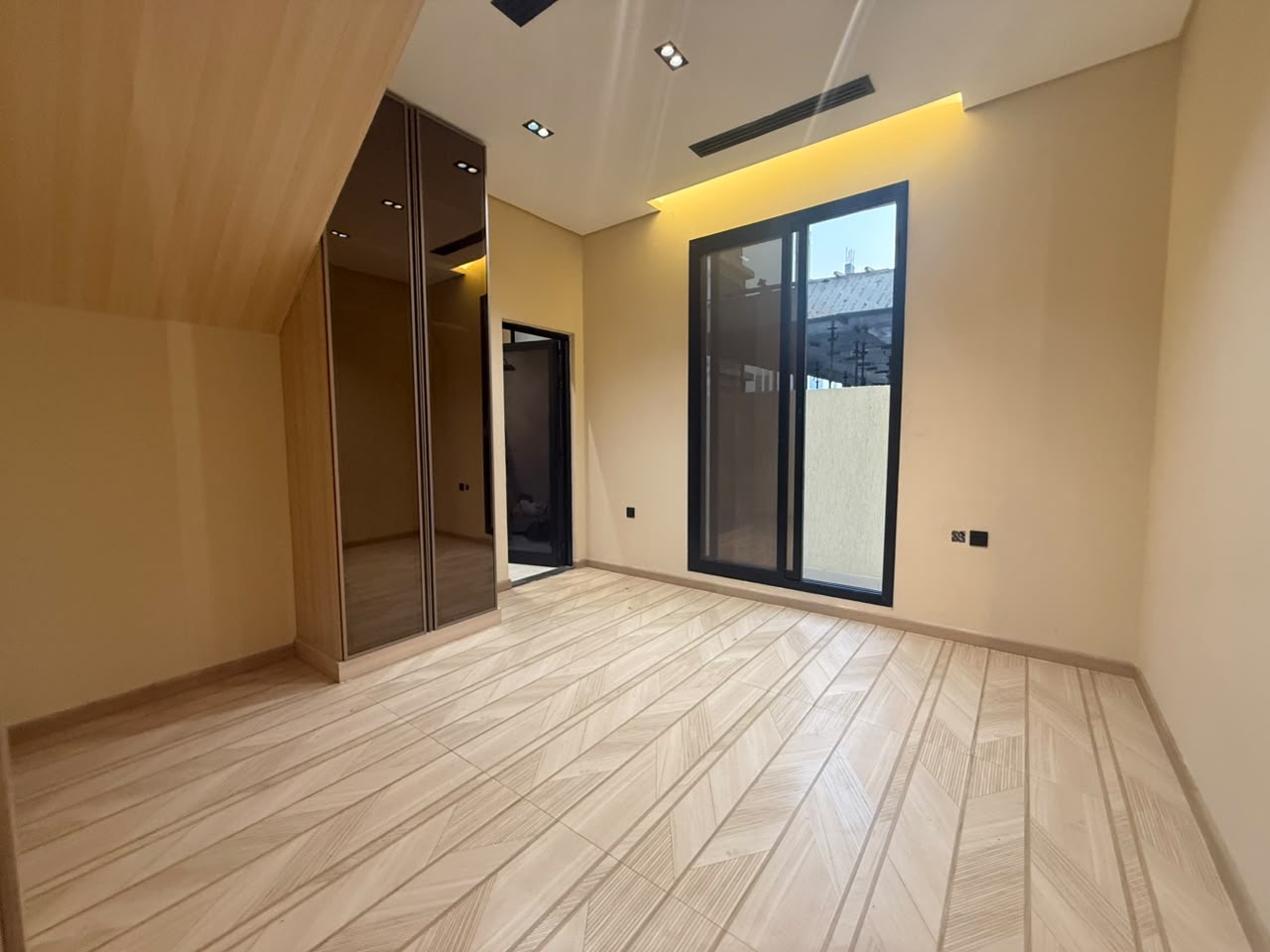 Luxury 3-story villa for sale in Al-Haliou area with central air conditioning 3
