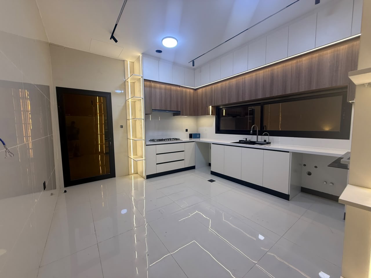 Luxury 3-story villa for sale in Al-Haliou area with central air conditioning 9