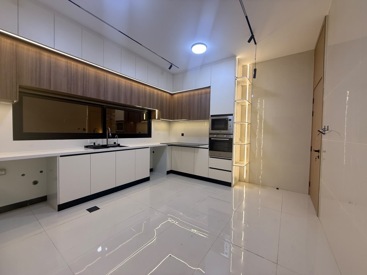 Luxury 3-story villa for sale in Al-Haliou area with central air conditioning 15