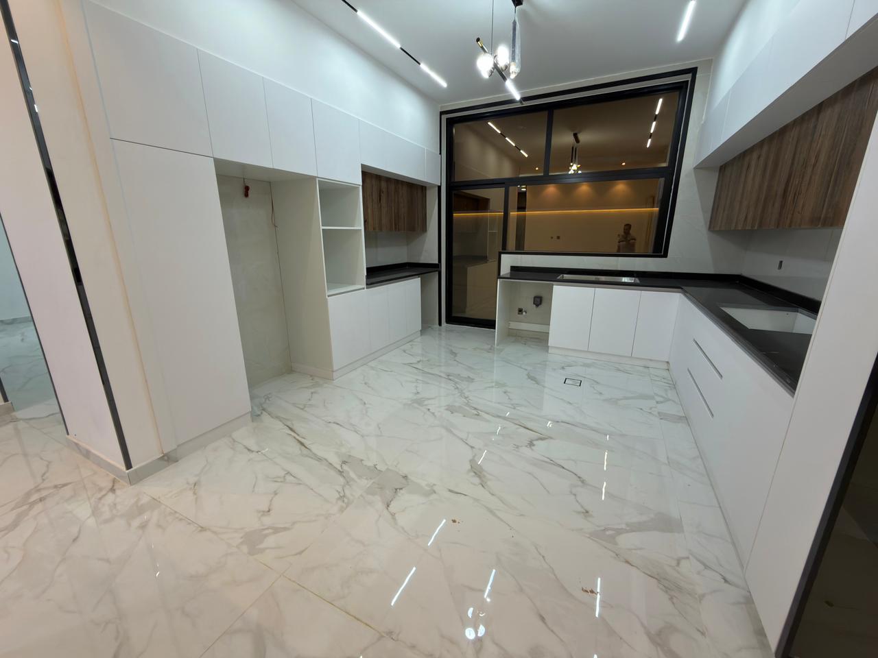 A unique opportunity to buy a villa in Al-Haliou, including registration fees and high-end finishing. 14
