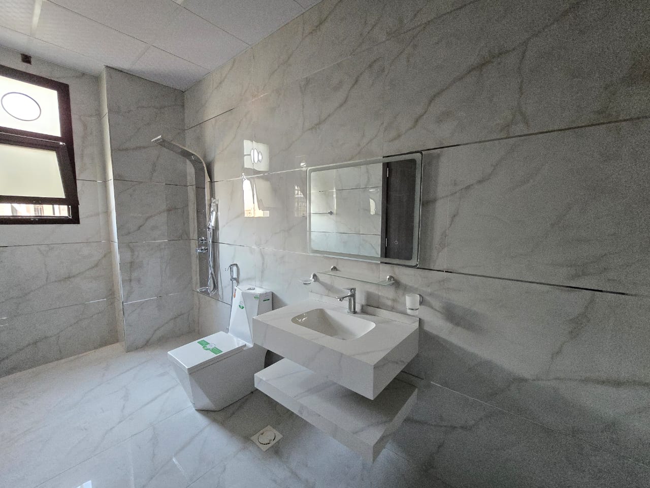A distinctive townhouse—an exceptional deal—with all fees and air conditioning units included. 2