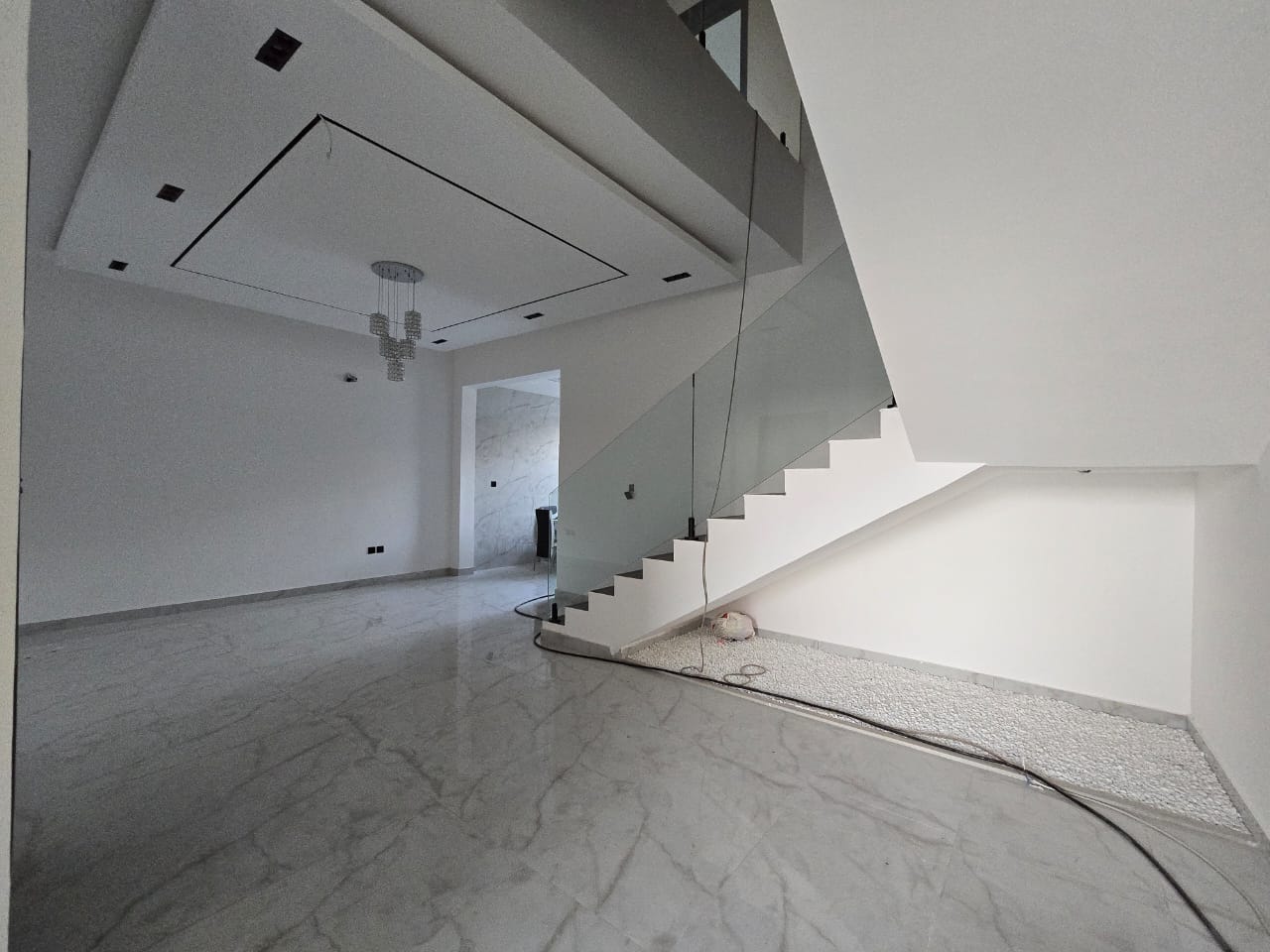 A distinctive townhouse—an exceptional deal—with all fees and air conditioning units included. 5