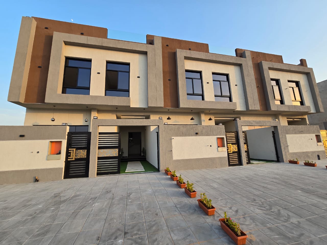 A distinctive townhouse—an exceptional deal—with all fees and air conditioning units included. 6