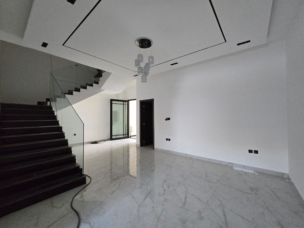 A distinctive townhouse—an exceptional deal—with all fees and air conditioning units included. 7
