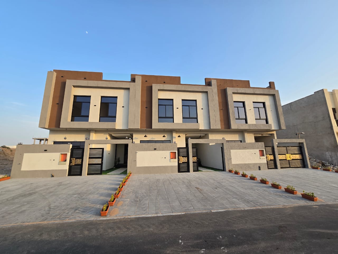 A distinctive townhouse—an exceptional deal—with all fees and air conditioning units included. 8
