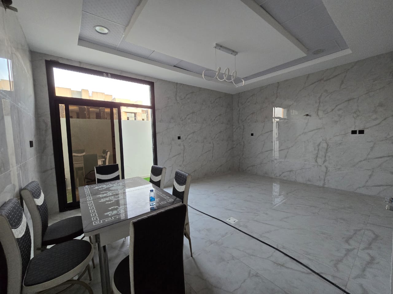 A distinctive townhouse—an exceptional deal—with all fees and air conditioning units included. 10