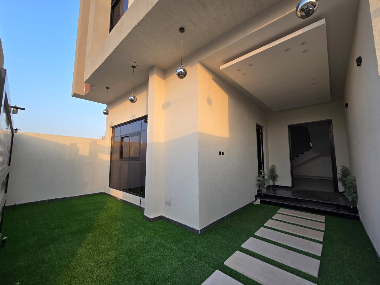 A distinctive townhouse—an exceptional deal—with all fees and air conditioning units included. 14