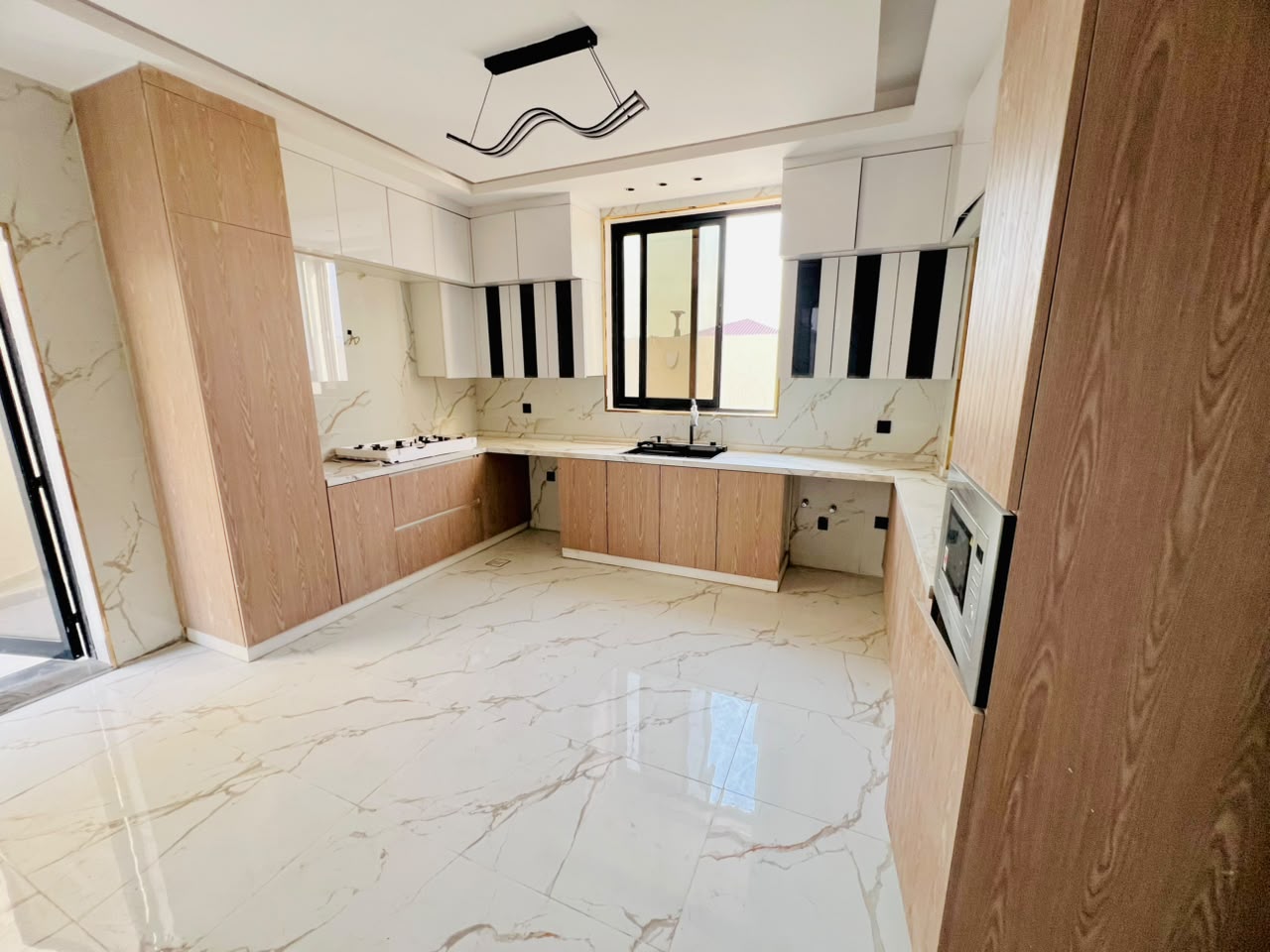 Villa for sale, corner lot, Al-Haliyo area, registration fees included 6