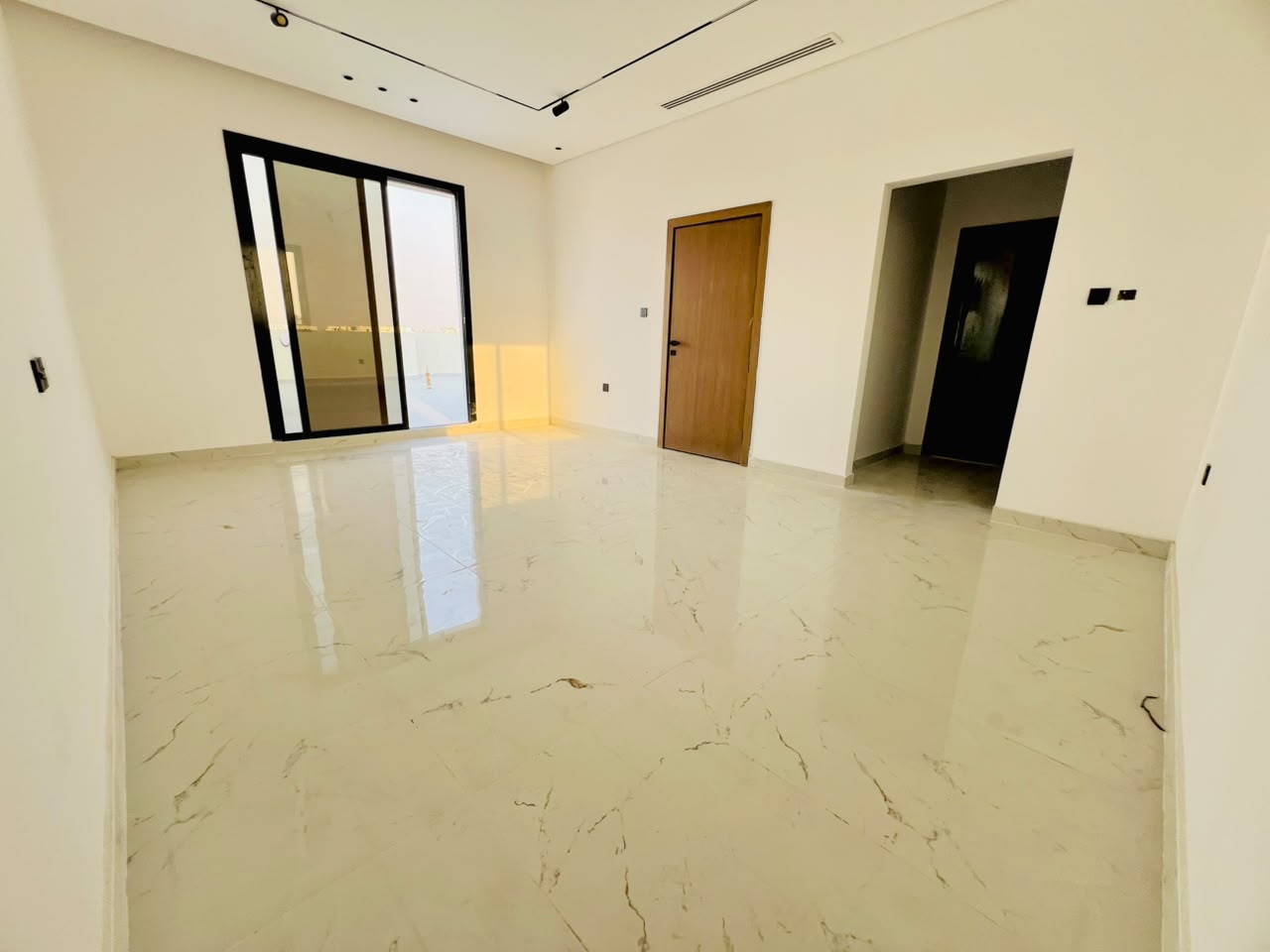 Villa for sale, corner lot, Al-Haliyo area, registration fees included 15