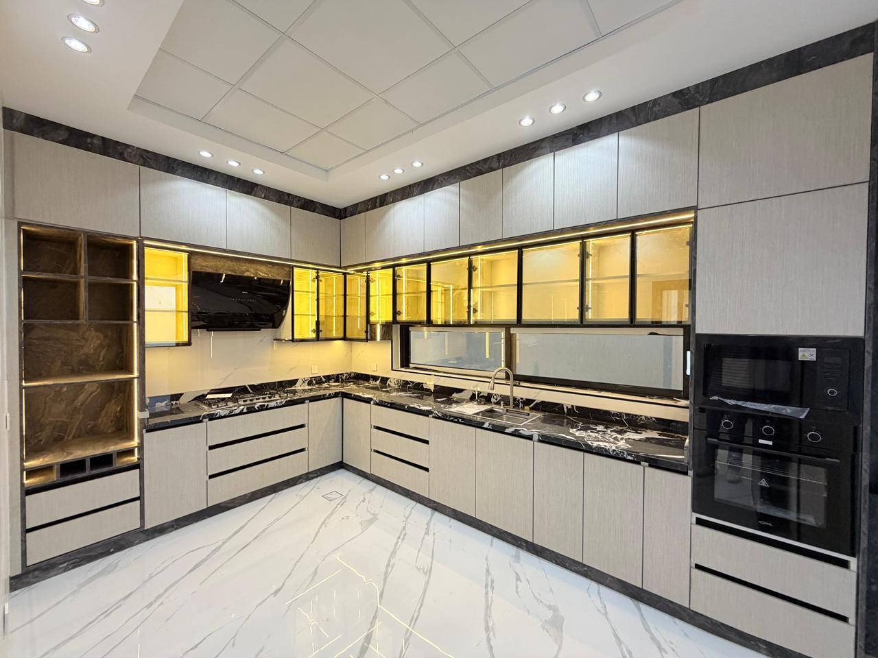 For sale: A distinctive villa with a full stone façade in the Al Helio area. 5