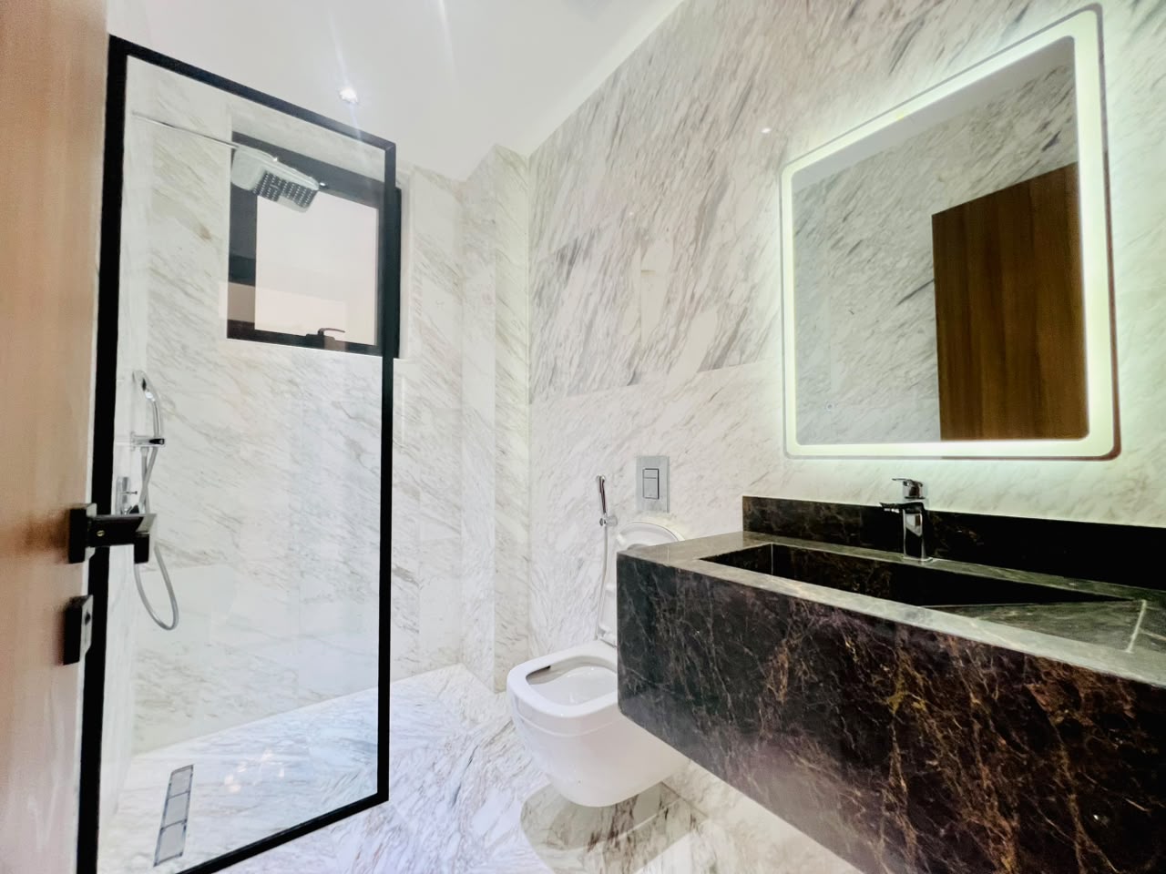 Modern villa for sale in Al-Haliou area, including central air conditioning. 4