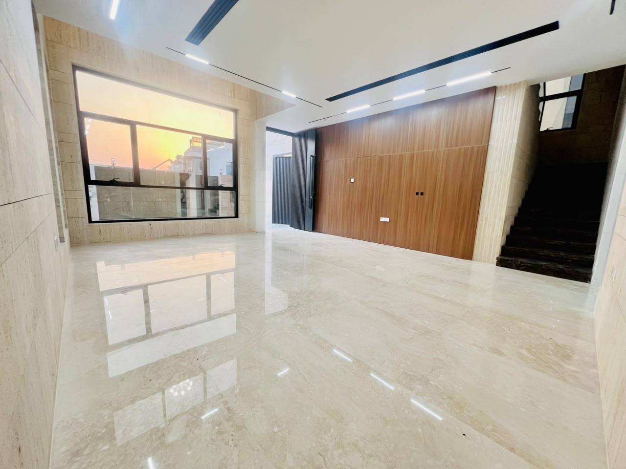 Modern villa for sale in Al-Haliou area, including central air conditioning. 5