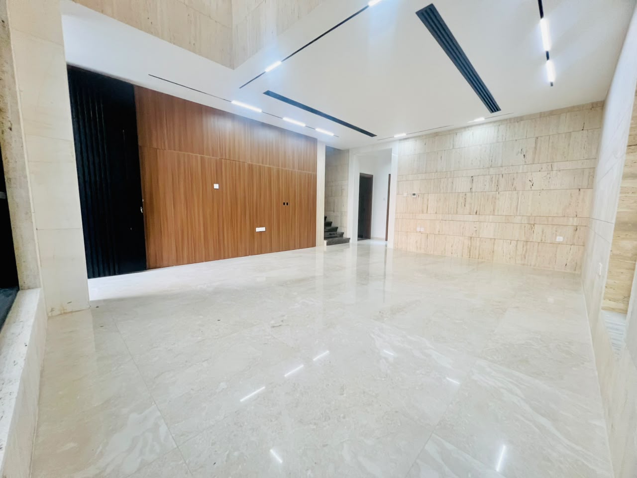 Modern villa for sale in Al-Haliou area, including central air conditioning. 6