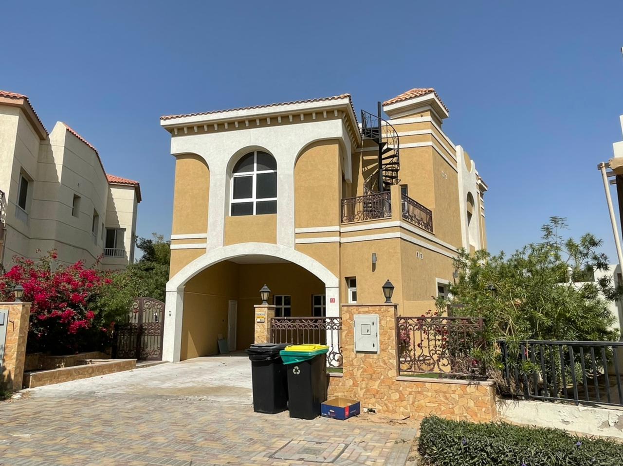Corner villa for sale in Dubai Land area at a bargain price 3