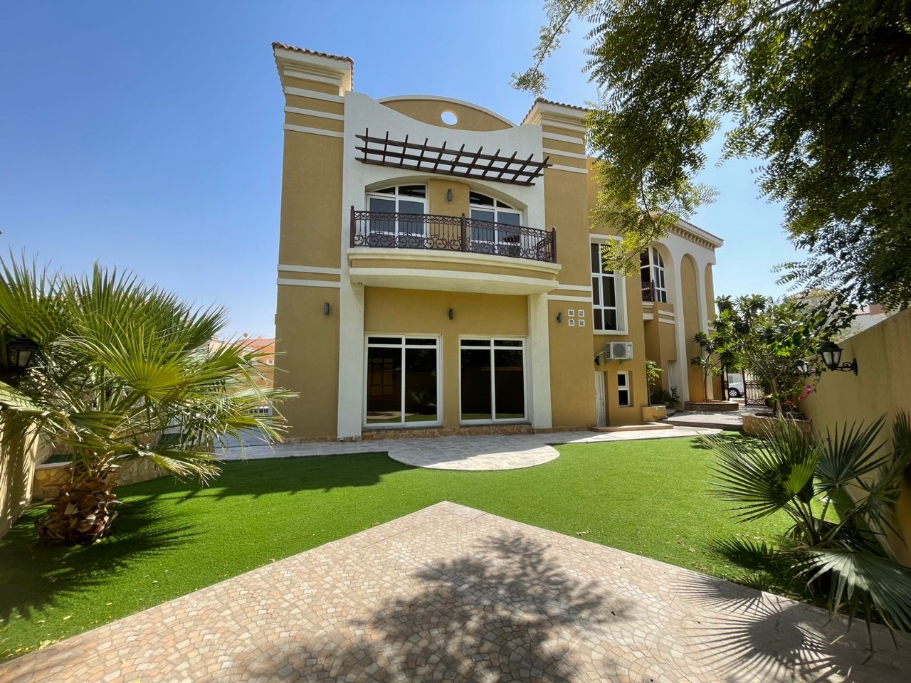 Corner villa for sale in Dubai Land area at a bargain price 2