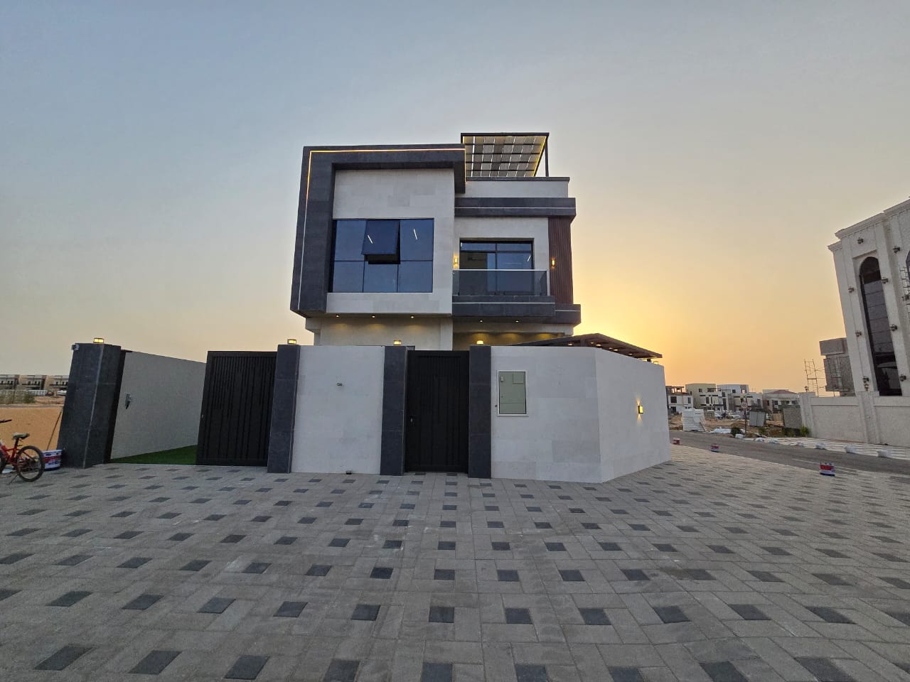 Luxury detached villa for sale, including registration fees, electricity, and water. 5