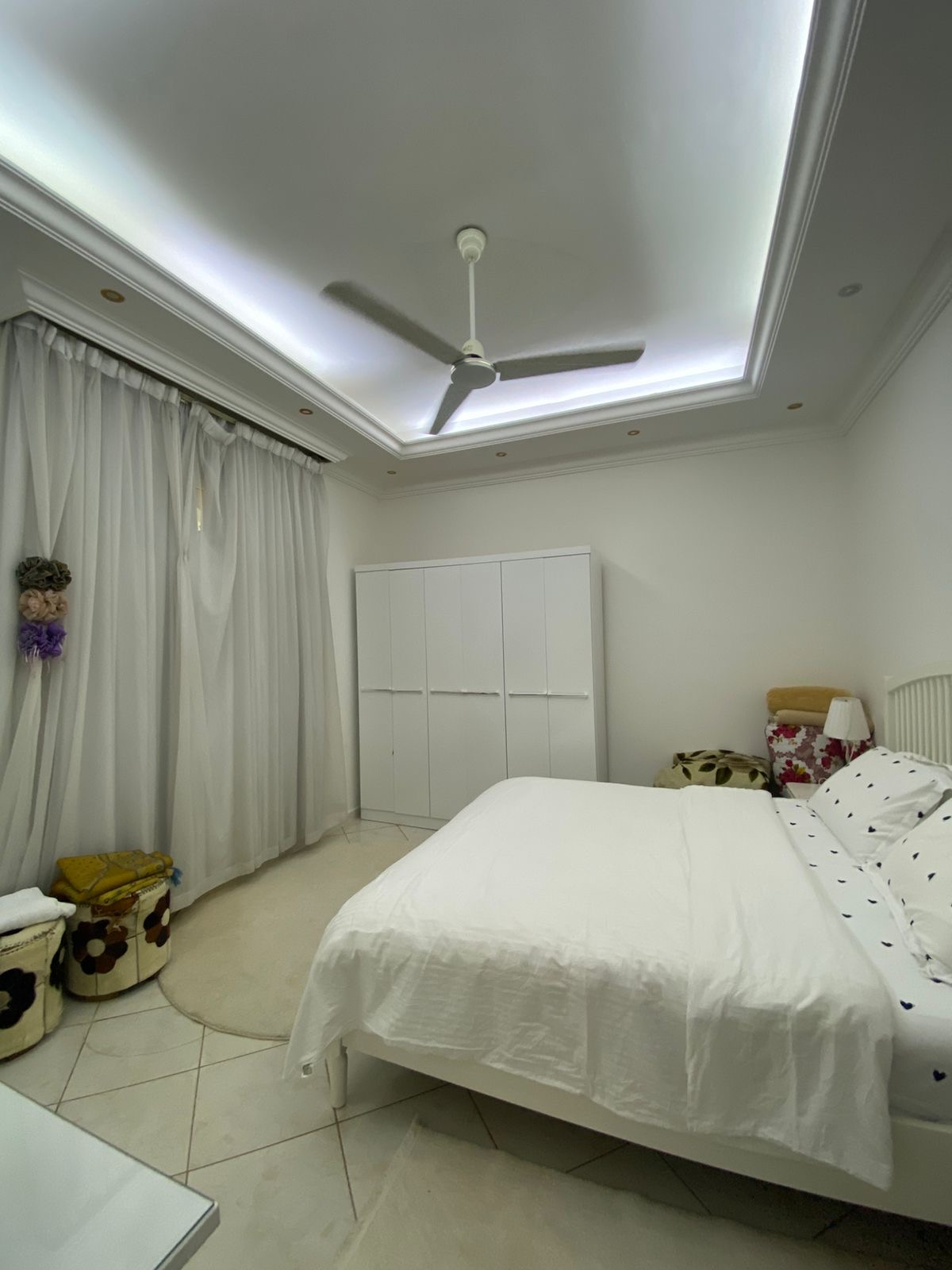 Furnished villa for sale in Al Rawdah; price includes water, electricity, and air conditioning. 5