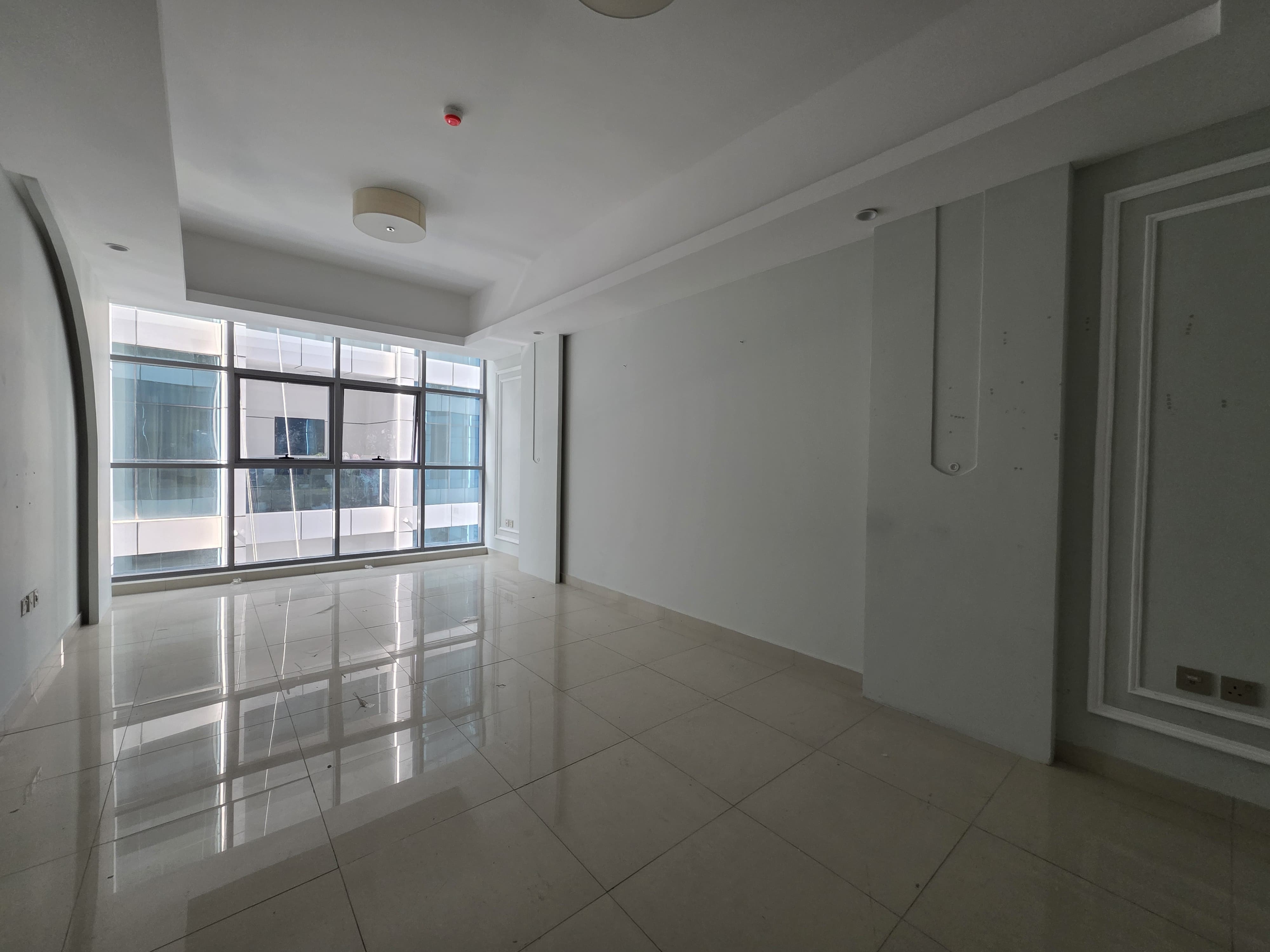 Opportunity to resell a two-bedroom apartment with a living room and open kitchen in Gulf Tower. 4