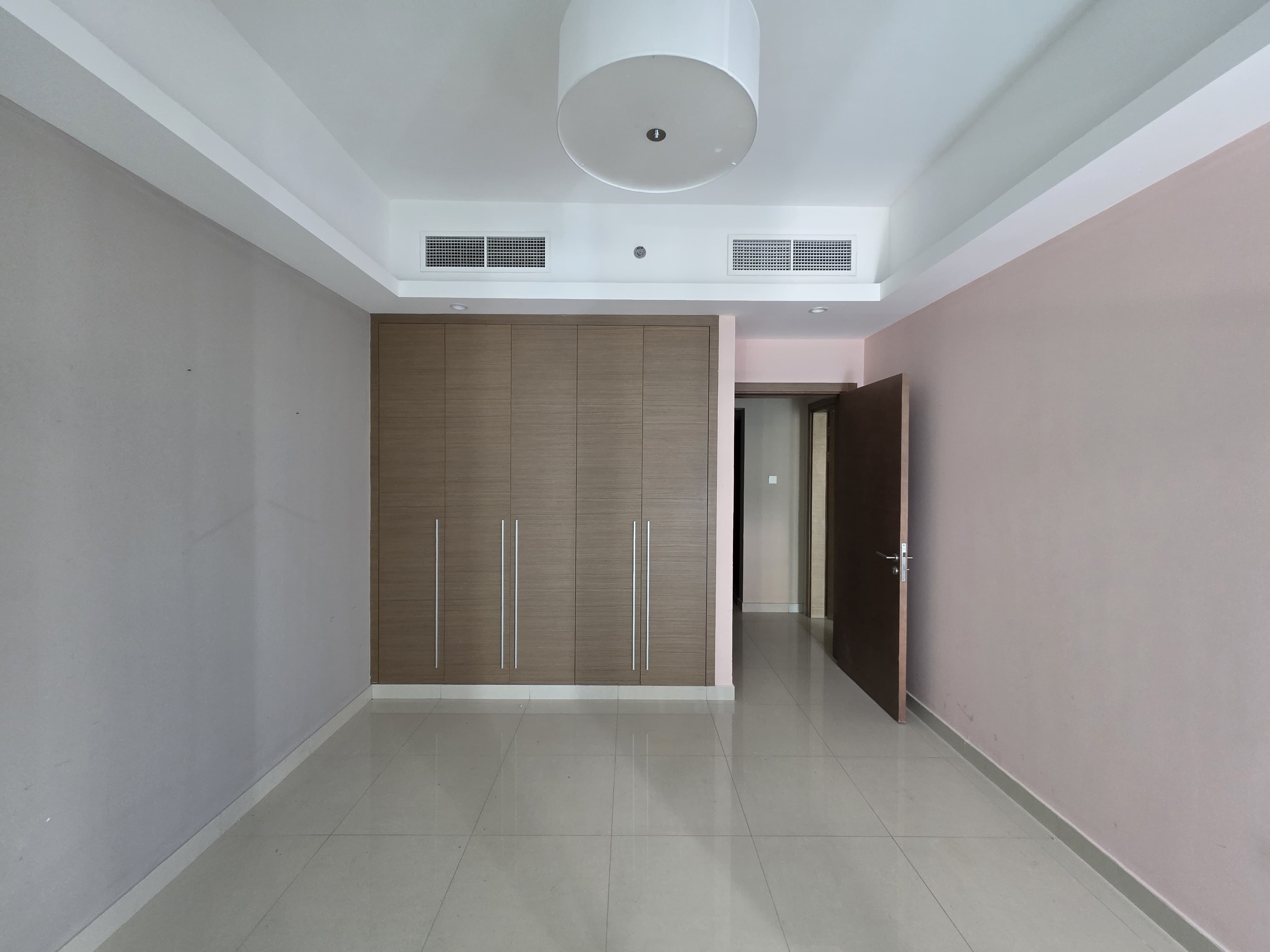 Opportunity to resell a two-bedroom apartment with a living room and open kitchen in Gulf Tower. 5