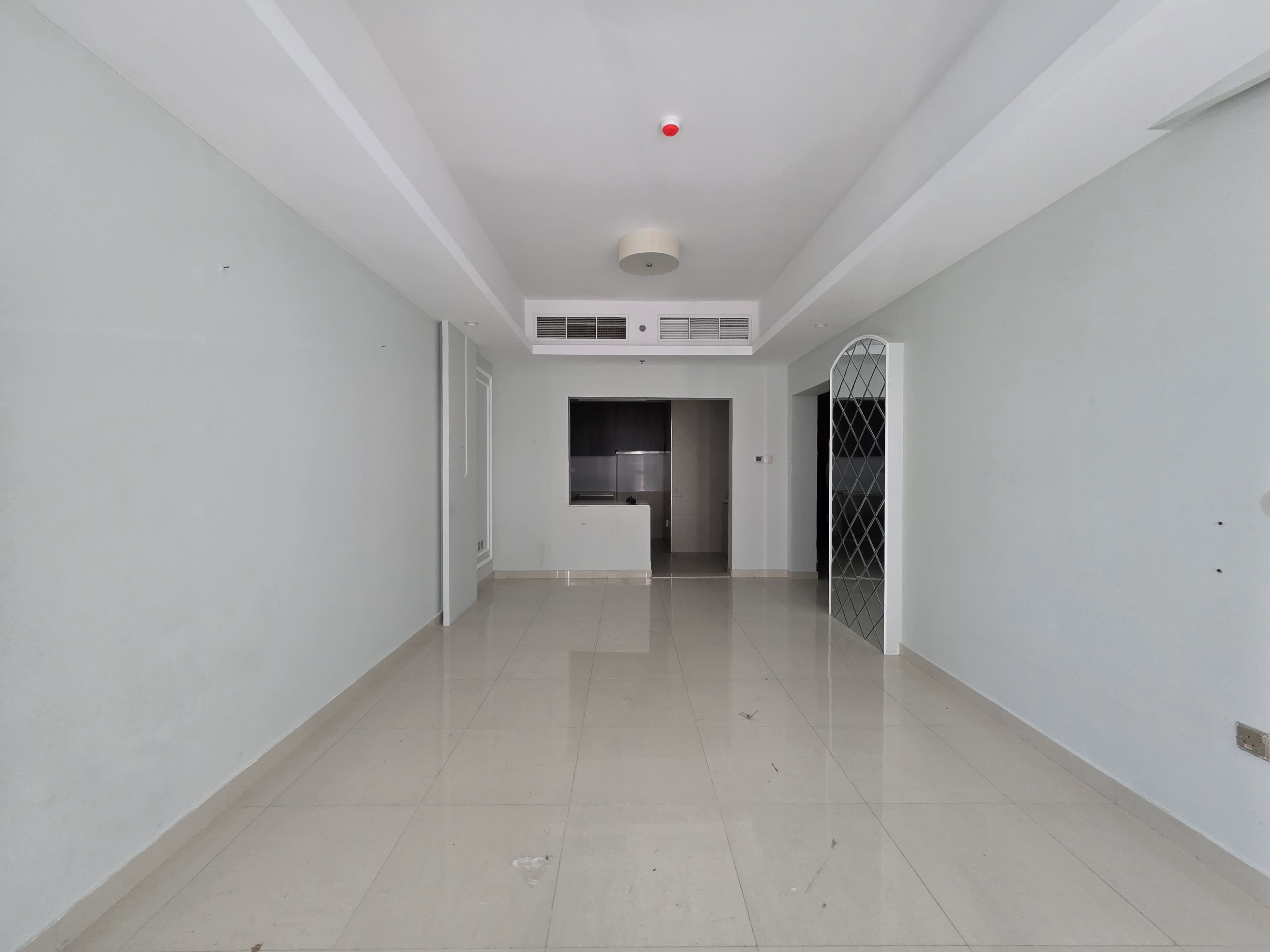 Opportunity to resell a two-bedroom apartment with a living room and open kitchen in Gulf Tower. 6
