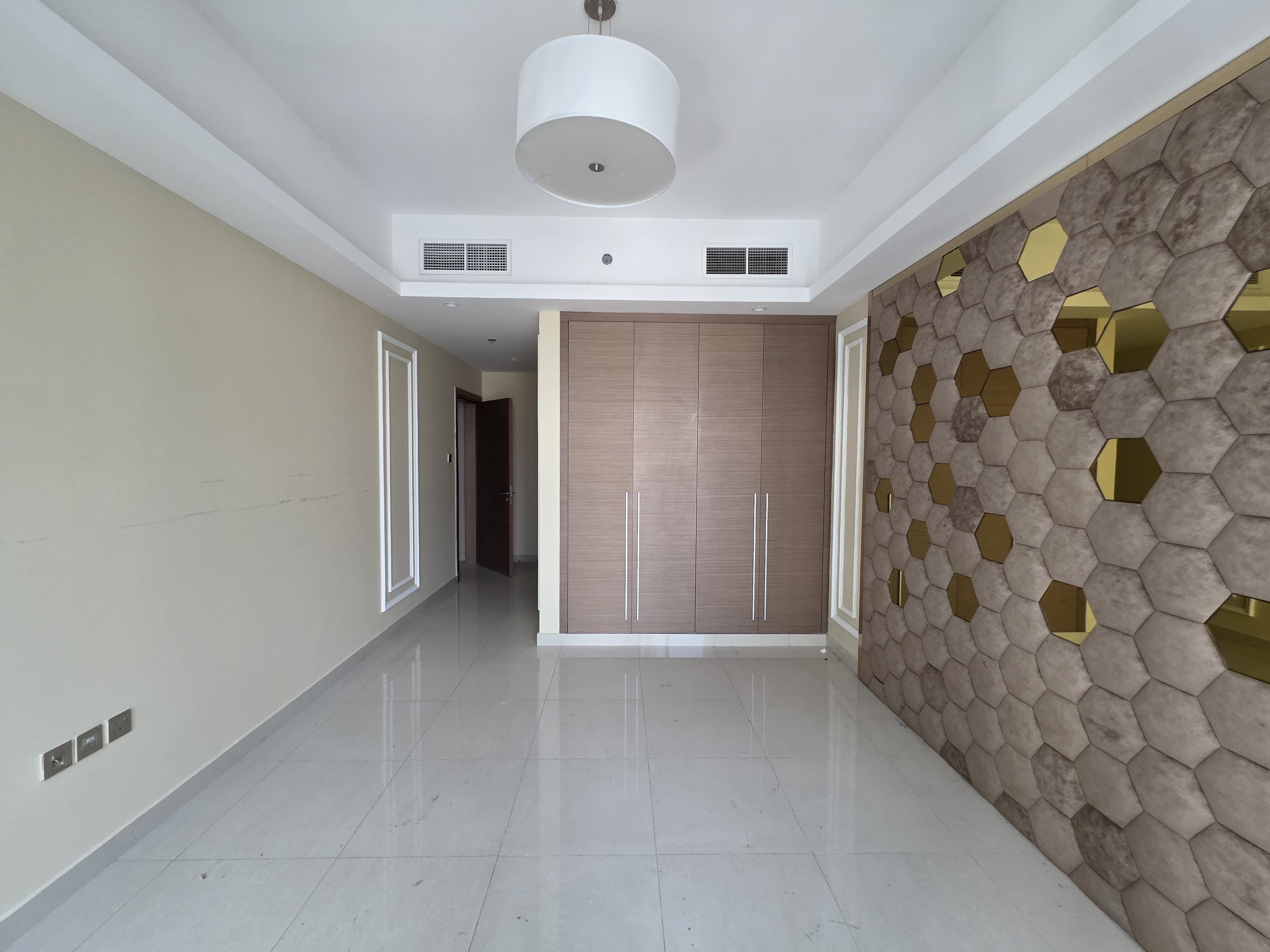 Opportunity to resell a two-bedroom apartment with a living room and open kitchen in Gulf Tower. 7