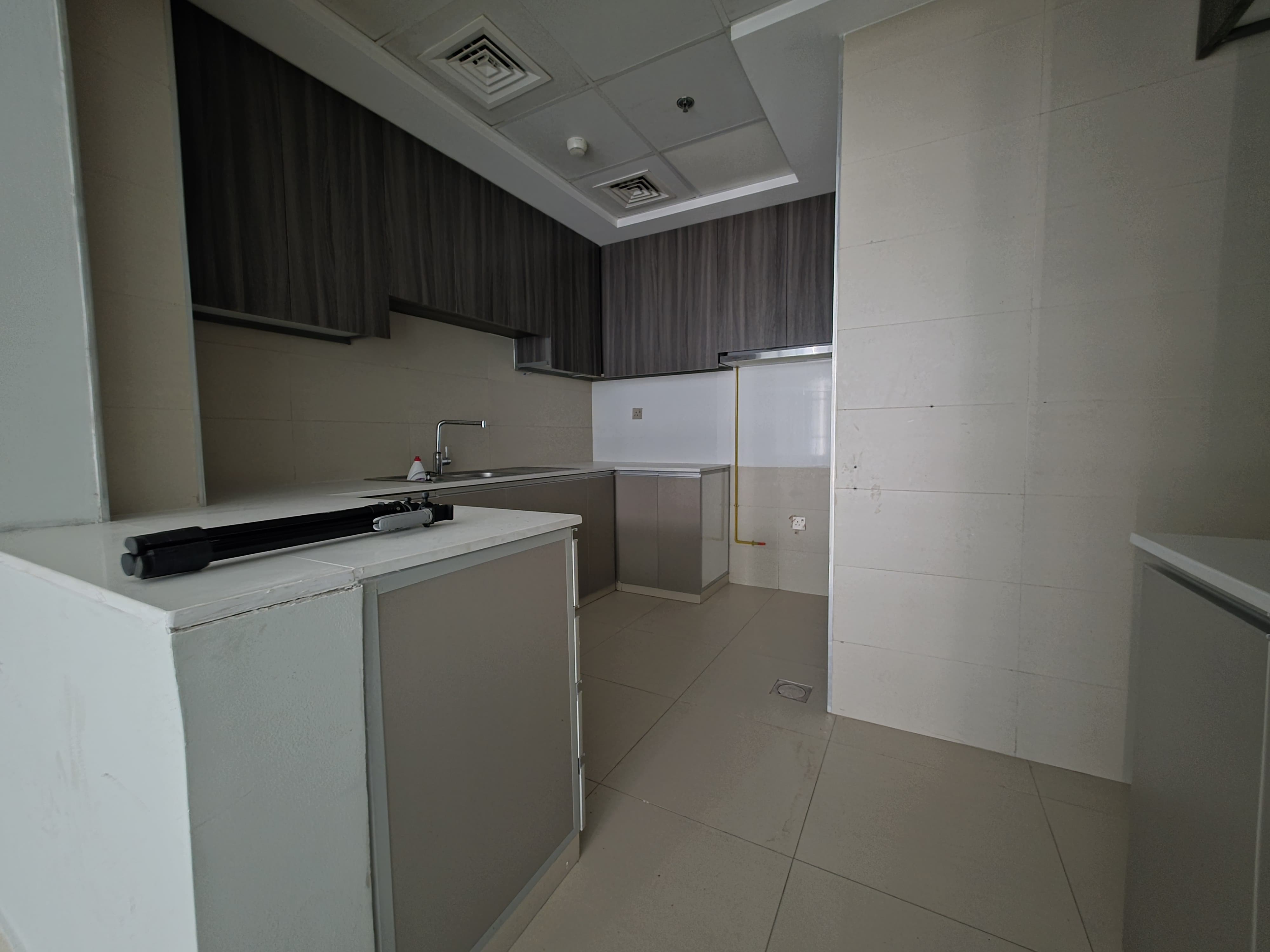 Opportunity to resell a two-bedroom apartment with a living room and open kitchen in Gulf Tower. 8