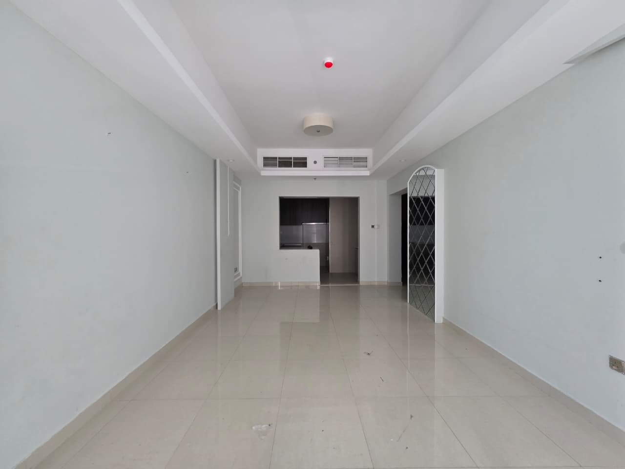 Opportunity to resell a two-bedroom apartment with a living room and open kitchen in Gulf Tower. 9