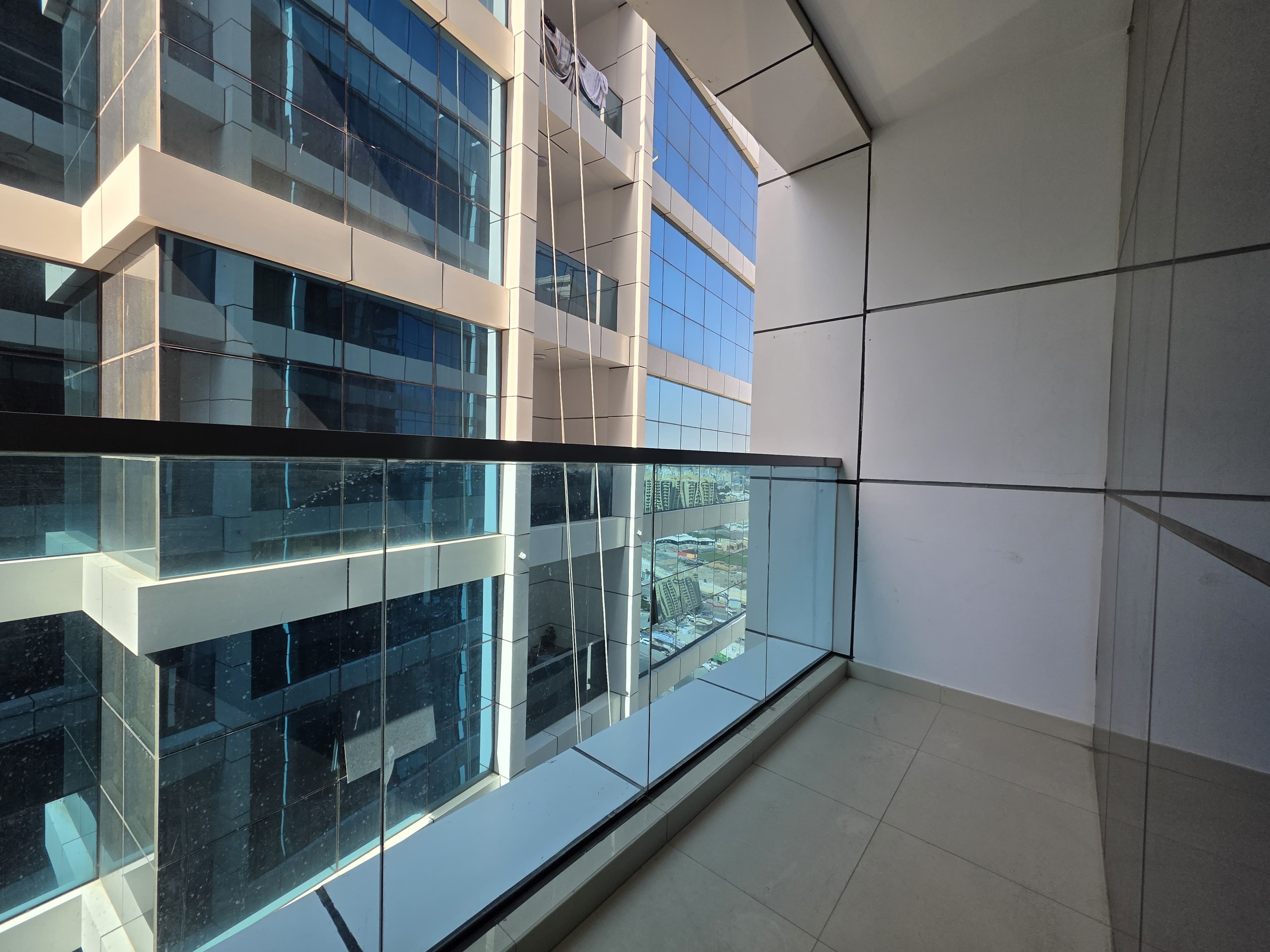 Opportunity to resell a two-bedroom apartment with a living room and open kitchen in Gulf Tower. 10