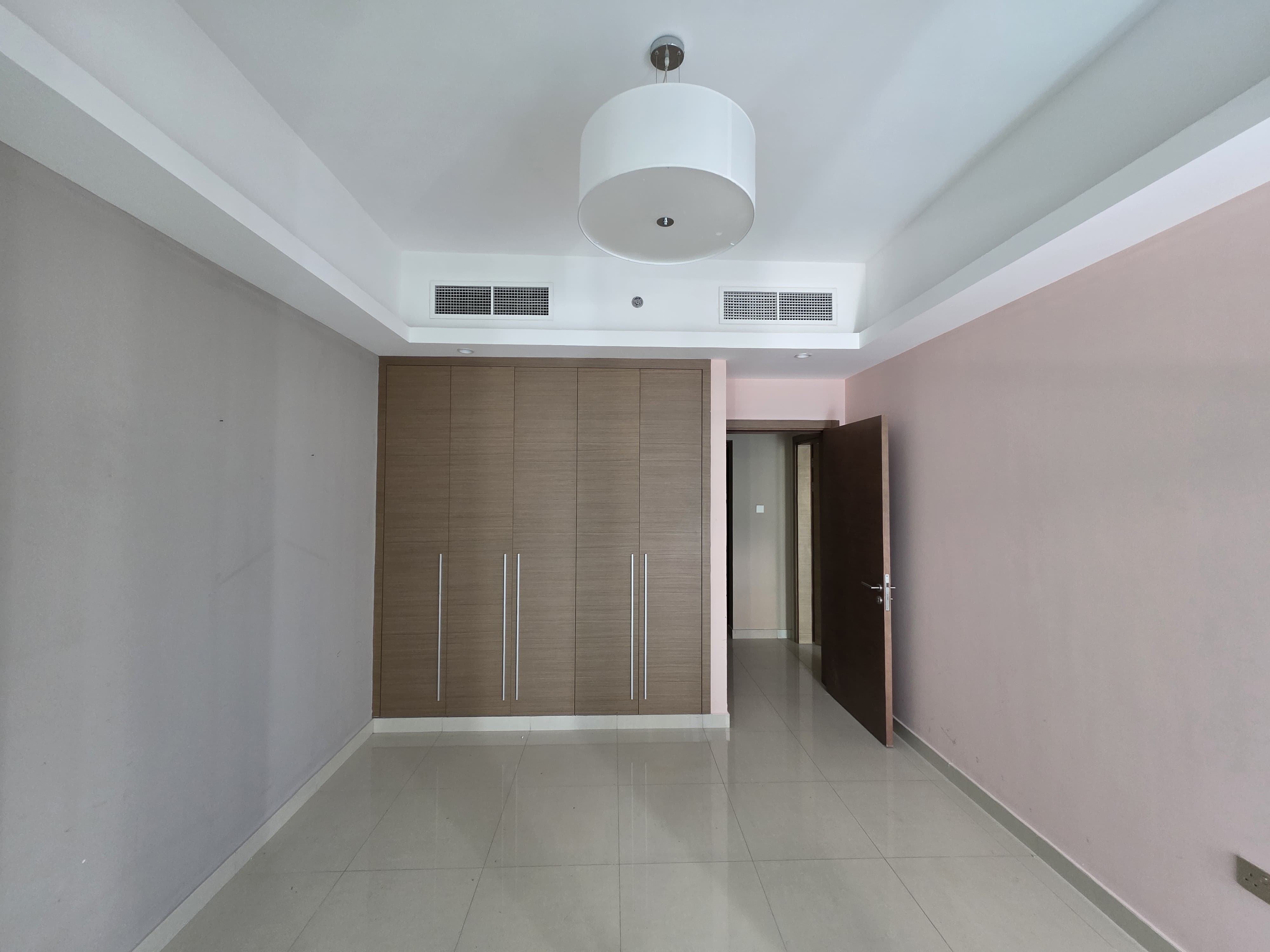 Opportunity to resell a two-bedroom apartment with a living room and open kitchen in Gulf Tower. 11
