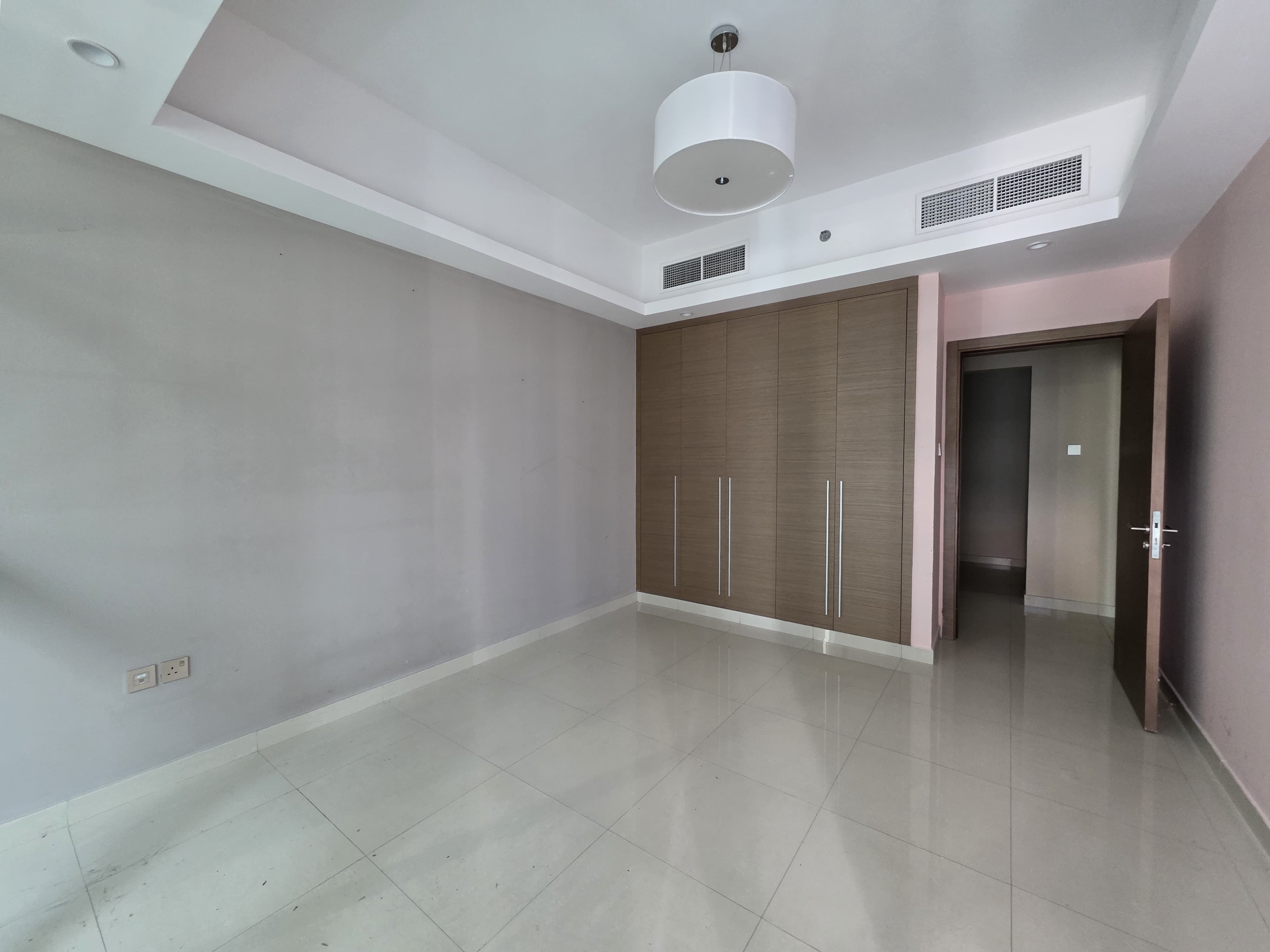 Opportunity to resell a two-bedroom apartment with a living room and open kitchen in Gulf Tower. 13