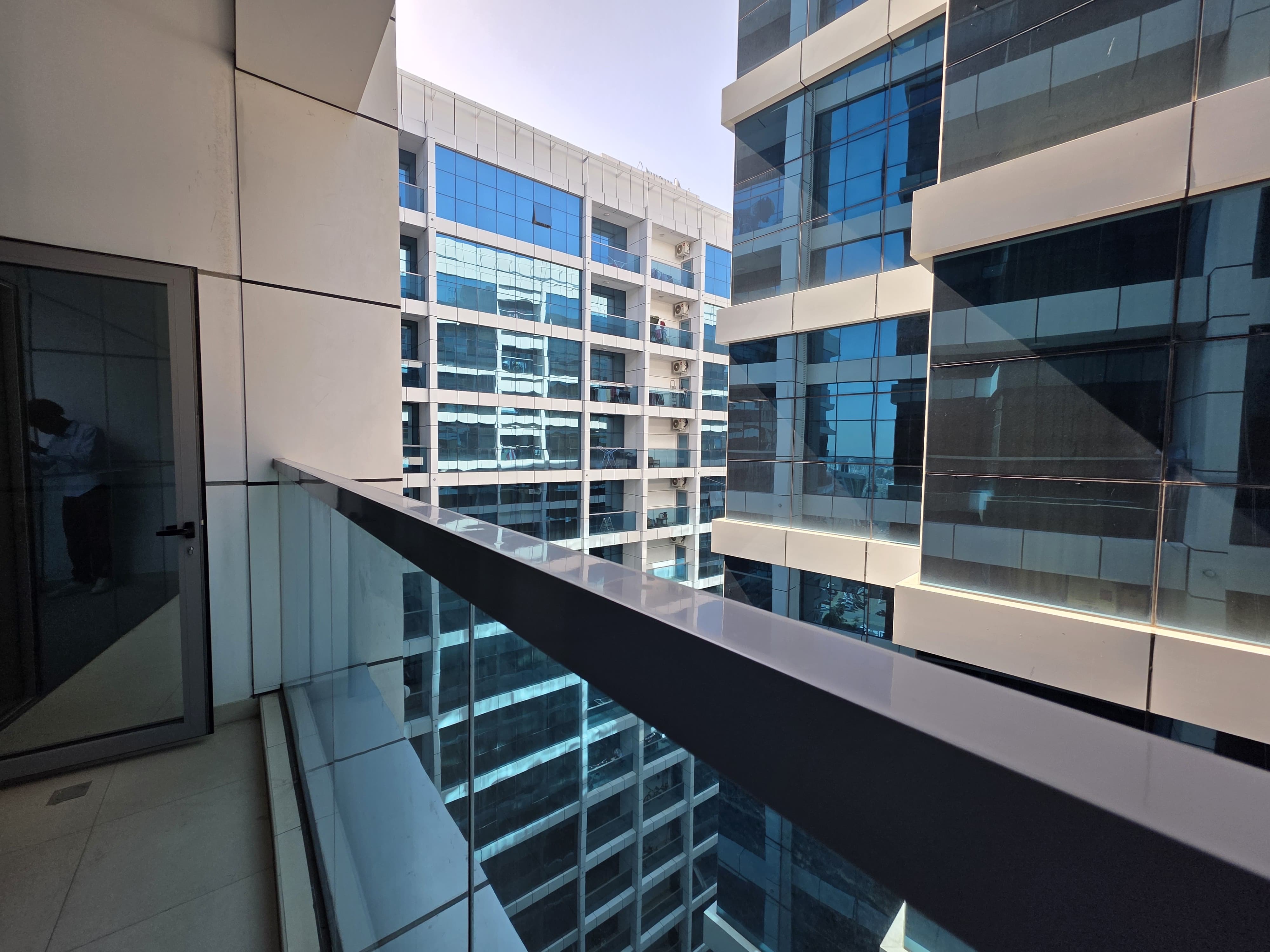 Opportunity to resell a two-bedroom apartment with a living room and open kitchen in Gulf Tower. 15