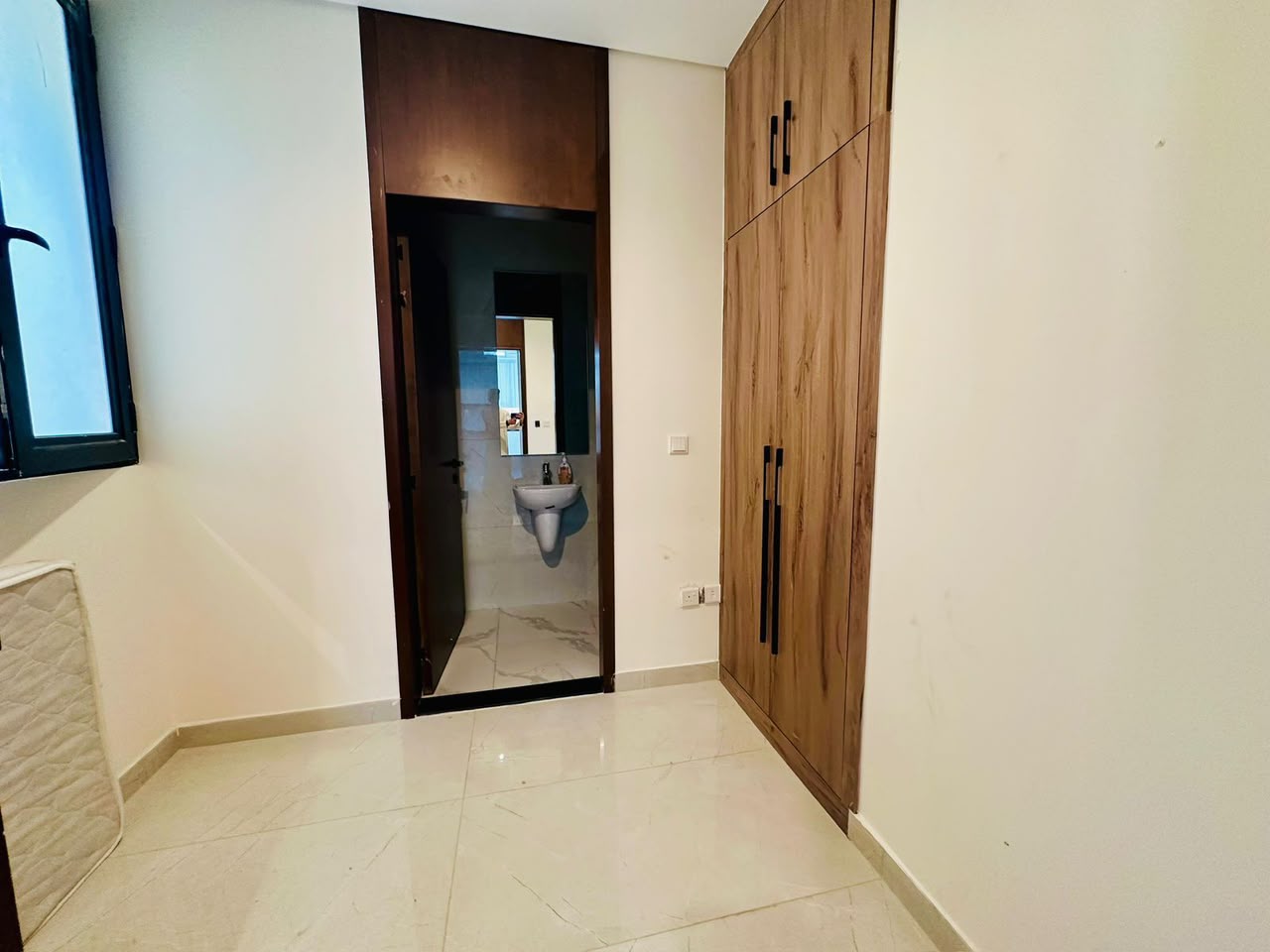 Villa in Al Zorah 🔹 Villa Features: ✅ 3 Bedrooms ✅ Large Living Room + Spacious Majlis (Majlis) Large Outdoor Garden (Ideal for Gatherings and Family) High-End Ceramic Tile Finishing Spanish Kitchen 📐 Areas: • Land Area: 620 m² (6673 ft²) • Built-up Area: 355 m² (3821 ft²) ⚡💧 Ready to Move In Immediately with Electricity and Water Available 💰 Price: AED 3.5 Million (Negotiable) 📍 Location: Al Zorah – A Very Prime and Upscale Location 5