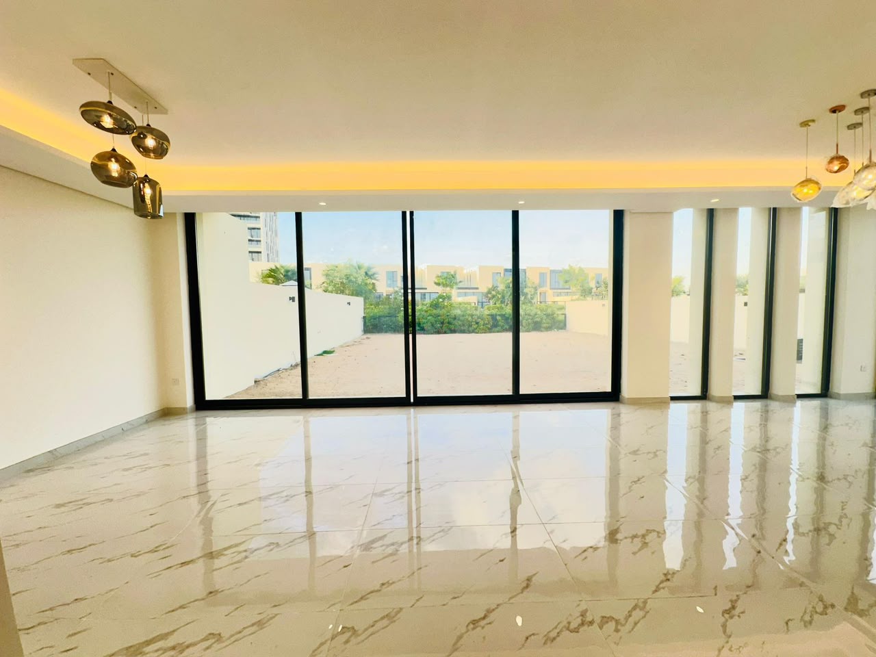 Villa in Al Zorah 🔹 Villa Features: ✅ 3 Bedrooms ✅ Large Living Room + Spacious Majlis (Majlis) Large Outdoor Garden (Ideal for Gatherings and Family) High-End Ceramic Tile Finishing Spanish Kitchen 📐 Areas: • Land Area: 620 m² (6673 ft²) • Built-up Area: 355 m² (3821 ft²) ⚡💧 Ready to Move In Immediately with Electricity and Water Available 💰 Price: AED 3.5 Million (Negotiable) 📍 Location: Al Zorah – A Very Prime and Upscale Location 6