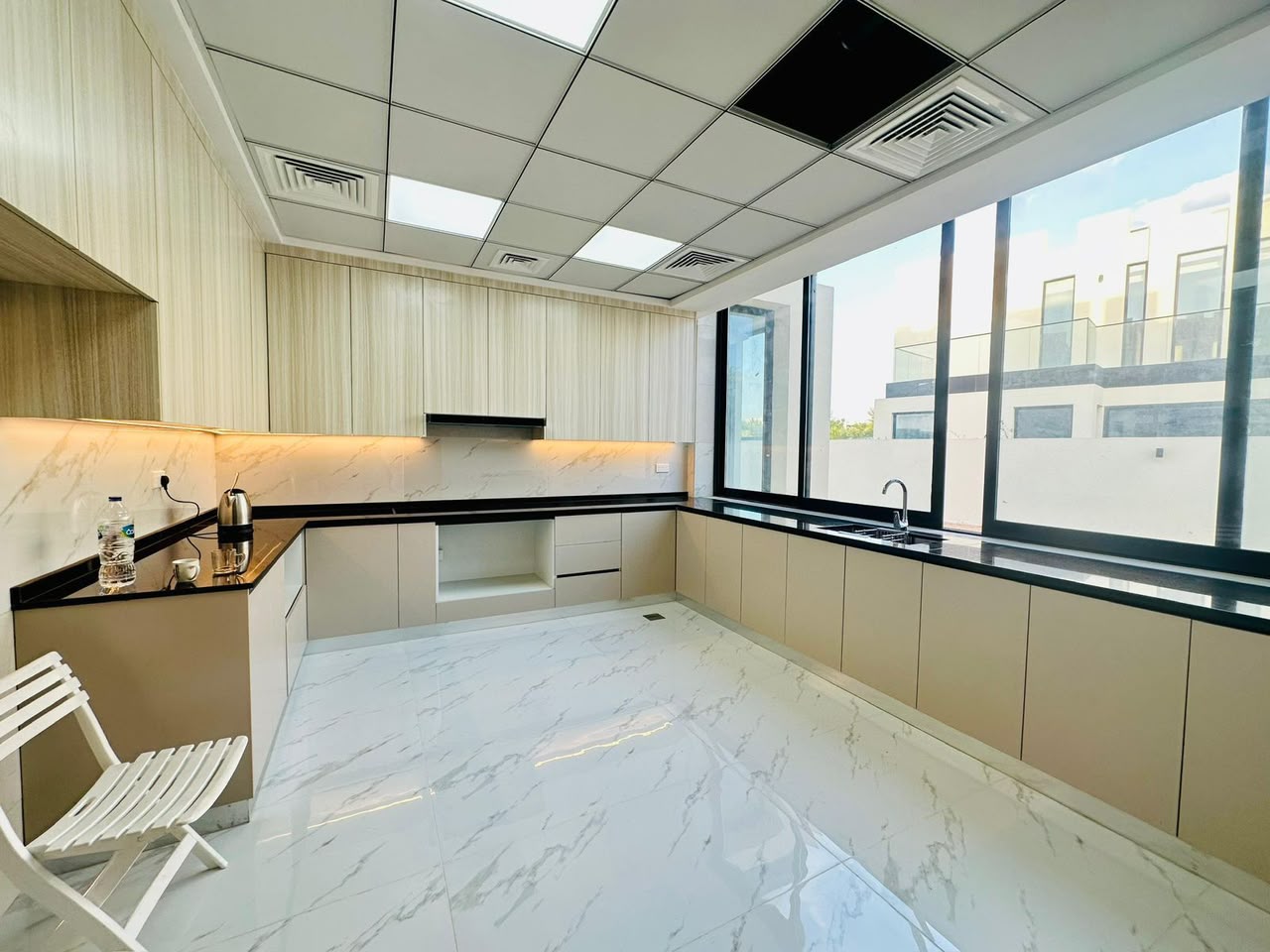 Villa in Al Zorah 🔹 Villa Features: ✅ 3 Bedrooms ✅ Large Living Room + Spacious Majlis (Majlis) Large Outdoor Garden (Ideal for Gatherings and Family) High-End Ceramic Tile Finishing Spanish Kitchen 📐 Areas: • Land Area: 620 m² (6673 ft²) • Built-up Area: 355 m² (3821 ft²) ⚡💧 Ready to Move In Immediately with Electricity and Water Available 💰 Price: AED 3.5 Million (Negotiable) 📍 Location: Al Zorah – A Very Prime and Upscale Location 7