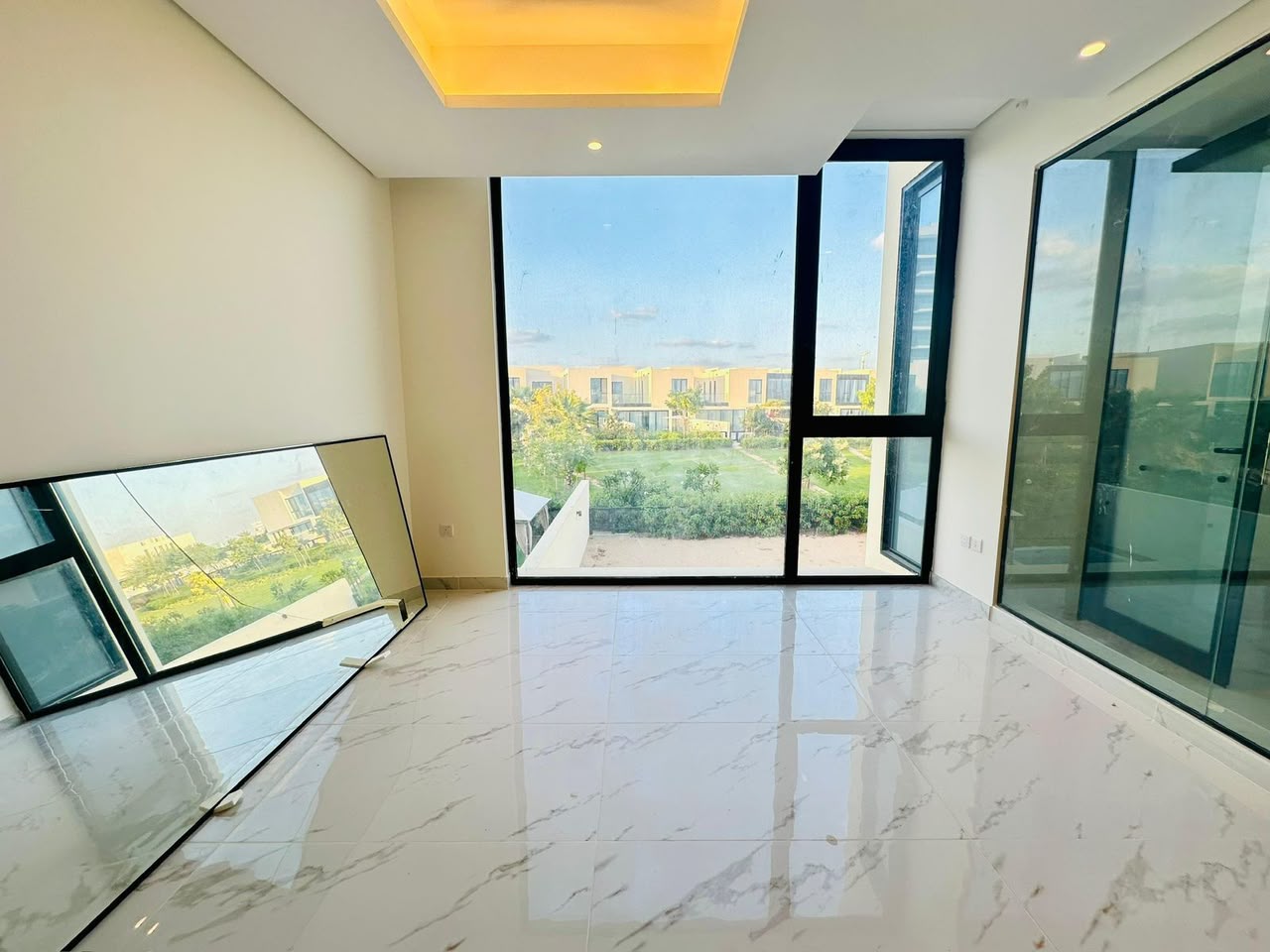 Villa in Al Zorah 🔹 Villa Features: ✅ 3 Bedrooms ✅ Large Living Room + Spacious Majlis (Majlis) Large Outdoor Garden (Ideal for Gatherings and Family) High-End Ceramic Tile Finishing Spanish Kitchen 📐 Areas: • Land Area: 620 m² (6673 ft²) • Built-up Area: 355 m² (3821 ft²) ⚡💧 Ready to Move In Immediately with Electricity and Water Available 💰 Price: AED 3.5 Million (Negotiable) 📍 Location: Al Zorah – A Very Prime and Upscale Location 8