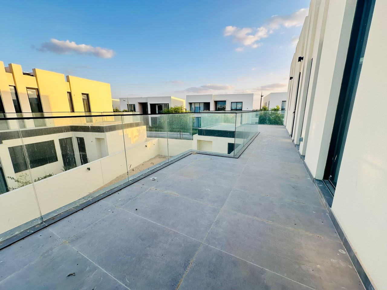 Villa in Al Zorah 🔹 Villa Features: ✅ 3 Bedrooms ✅ Large Living Room + Spacious Majlis (Majlis) Large Outdoor Garden (Ideal for Gatherings and Family) High-End Ceramic Tile Finishing Spanish Kitchen 📐 Areas: • Land Area: 620 m² (6673 ft²) • Built-up Area: 355 m² (3821 ft²) ⚡💧 Ready to Move In Immediately with Electricity and Water Available 💰 Price: AED 3.5 Million (Negotiable) 📍 Location: Al Zorah – A Very Prime and Upscale Location 9