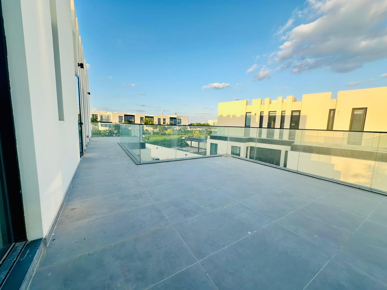 Villa in Al Zorah 🔹 Villa Features: ✅ 3 Bedrooms ✅ Large Living Room + Spacious Majlis (Majlis) Large Outdoor Garden (Ideal for Gatherings and Family) High-End Ceramic Tile Finishing Spanish Kitchen 📐 Areas: • Land Area: 620 m² (6673 ft²) • Built-up Area: 355 m² (3821 ft²) ⚡💧 Ready to Move In Immediately with Electricity and Water Available 💰 Price: AED 3.5 Million (Negotiable) 📍 Location: Al Zorah – A Very Prime and Upscale Location 10